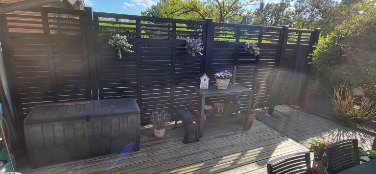 Sort havehegn med lodrette lameller