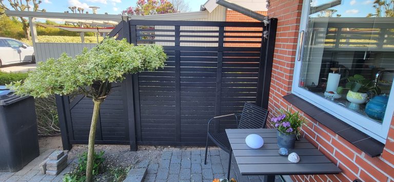 Læhegn i sortmalede lameller om terrasse
