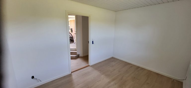 Detalje fra garageombygning til to værelser