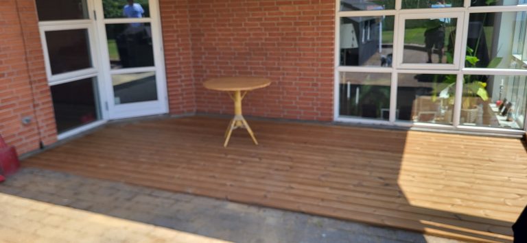 Træterrasse med gennemtænkte detaljer
